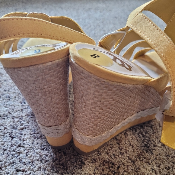 NWT Fergalicious wedge sandal mustard yellow - Picture 4 of 6